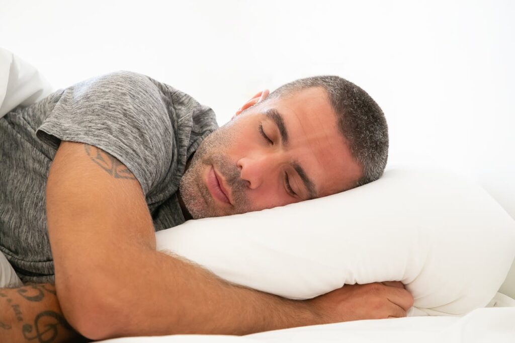 Como dormir bem no calor? 2 melatonina dormindo