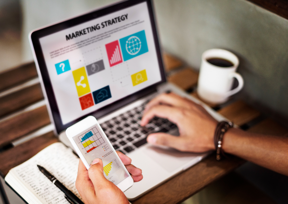 ROI em Marketing Digital: Como Medir e Maximizar o Retorno dos Investimentos Online 4 marketing strategy connting digital devices concept