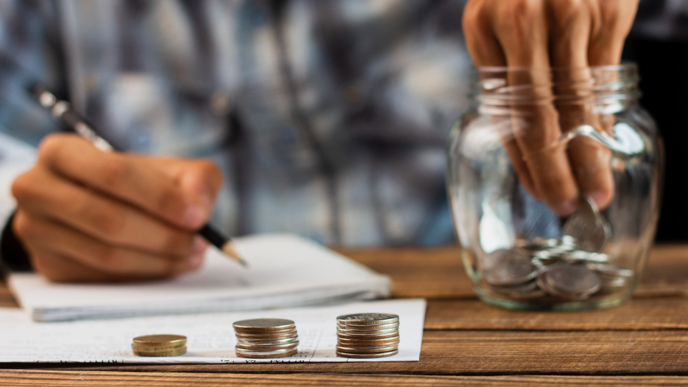 Antecipar salário ou contratar empréstimo: quando cada estratégia faz mais sentido?