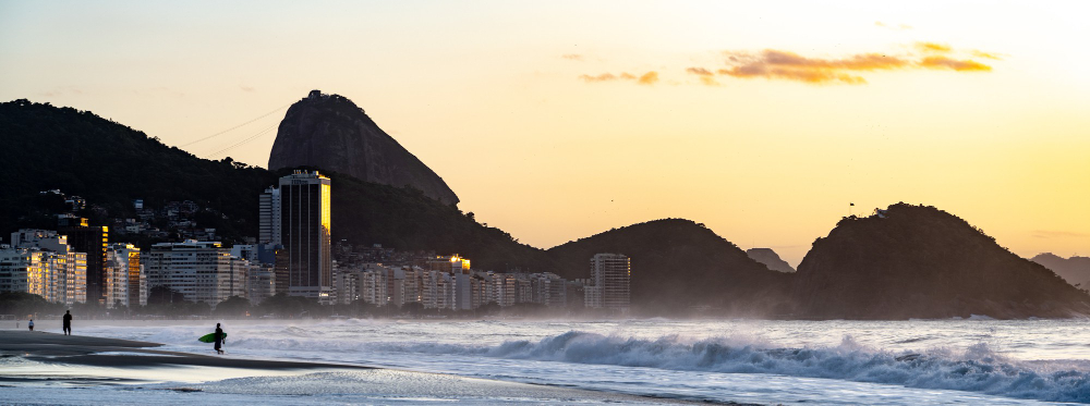 Hospedagem Barra da Tijuca: como planejar uma viagem que combine descanso e passeios 2 copacabana beach rio de janeiro with sugarloaf mountain sunset